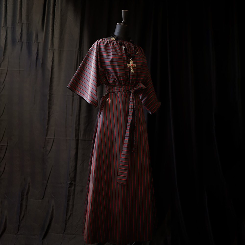Robe Malory en soie, ici en coloris Rouge et Prune