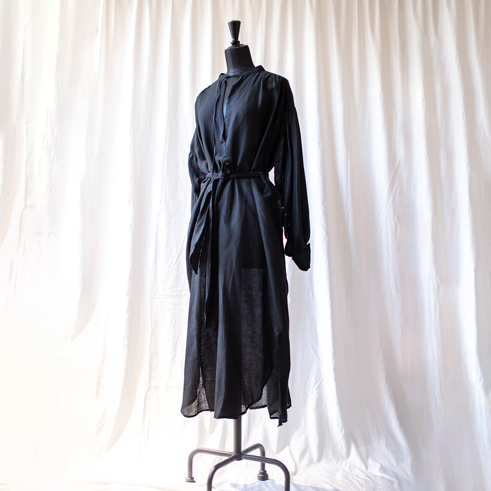 Robe Clamador en lin, ici en coloris Black