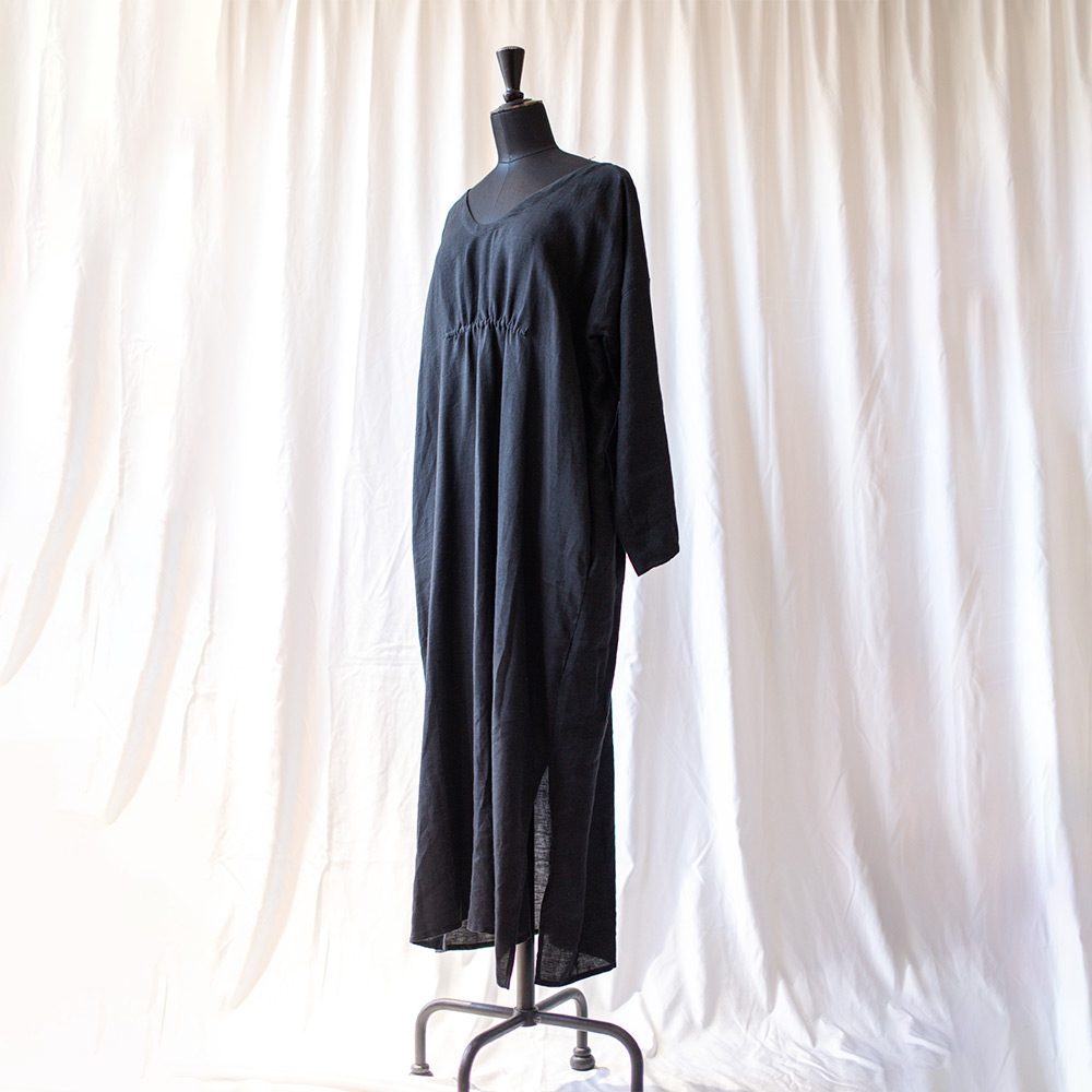 Robe Gageron en lin, ici en coloris Black